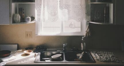 An image of a small kitchen that doesn’t require major renovations