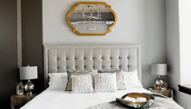 A bed in a guest house with roi.