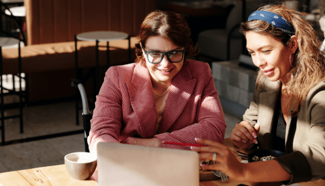 An agent and a client working to buy a house in Savannah.