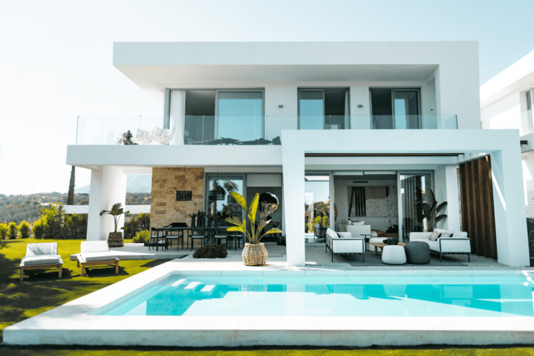 An image of a house you could buy in Beverly Hills.