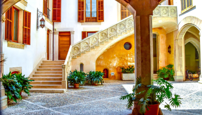 An image of the interior of a Mediterranean house.
