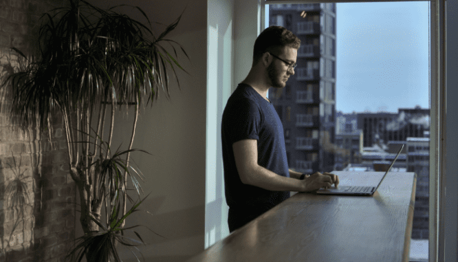 a person researching the signs of a good real estate agent online.