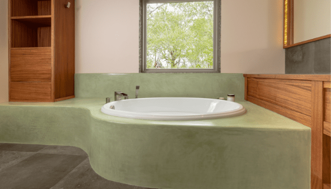 A bathtub with tadelakt plaster.