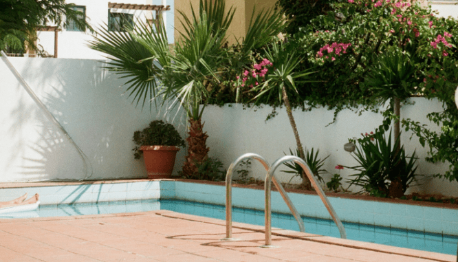 A pool outside a home that has been maintained.