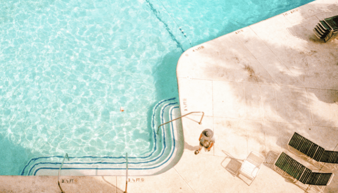 A pool outside a condo that is maintained.