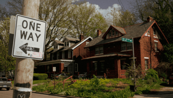 An image of a large house to demonstrate how to buy a foreclosure.