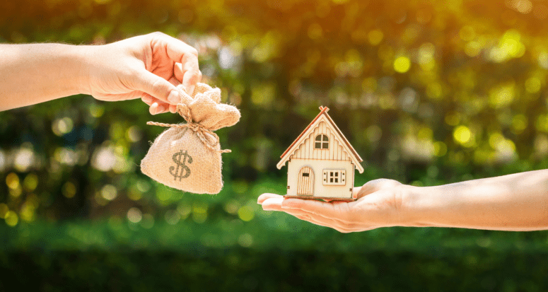 Two hands showing a house and money, indicating different types of mortgages you might use.