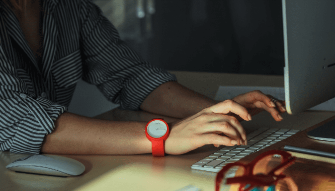 A person using the internet to find down payment assistance in Pennsylvania.