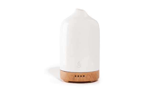 essential oil diffuser which is a very nice detail and a home office essential