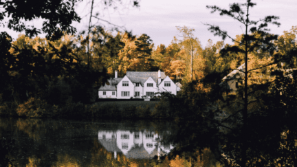 A lakefront home in North Carolina where home sellers may want to know what the average real estate commission rate is.
