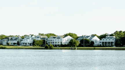 A view of a neighbohood in Delaware where home sellers may want to know what the average real estate commission rate is.