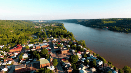 Aerial view of a neighborhood in Ohio, where home owners might want to sell their house fast.