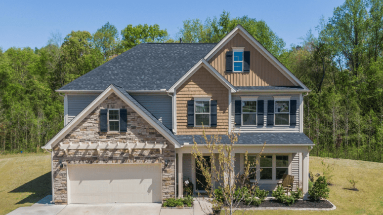 An image of a house that has had different mortgage rates throughout history.