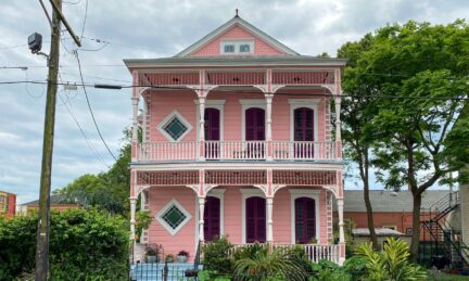 A house that an owner might sell to cash home buyers in Metairie