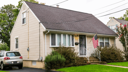 An image of a house in Powell, where home sellers can choose to sell for cash