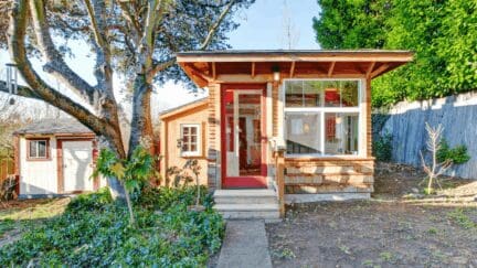 An image of a house in Hemet, CA, where home sellers can choose to sell for cash