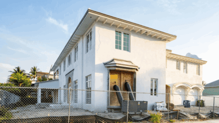 An image of a house in Aurora, where home sellers can choose to sell for cash