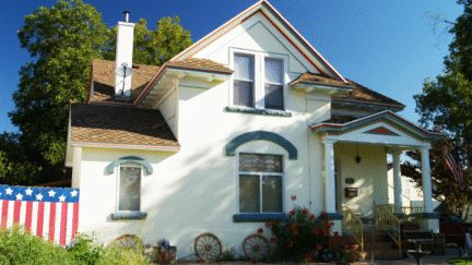 A house that can be sold to we buy houses companies in Mustang