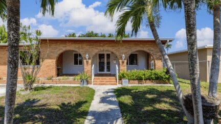 A house in Deerfield Beach, FL where home sellers can choose to sell fast for cash
