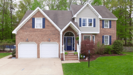 An image of a house in Hampton Roads, where home sellers can choose to sell for cash